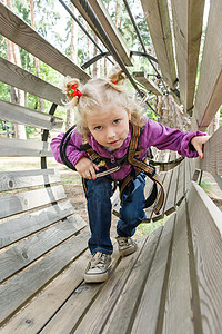 女孩4岁 在冒险攀爬高铁丝网公园 儿童积极生活方式中图片