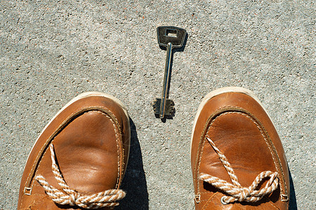 沥青和女性脚的钥匙 妇女被发现 丢失了钥匙的抽象形象图片