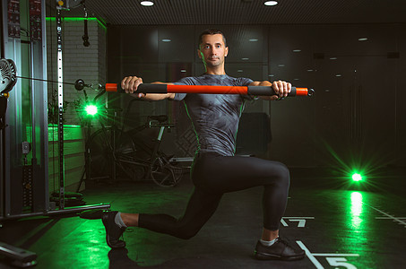 一个男人在健身房工作训练绳索带子健美白色运动力量俱乐部耐力成人图片