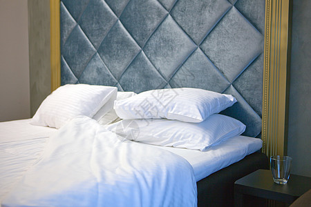 休息 室内 舒适和睡衣概念——家居卧室的床铺 包括许多枕头图片