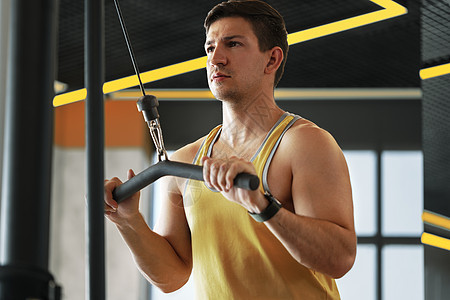 在健身房做重体力锻炼的青年健健健运动员身体体育锻炼酒吧手臂肌肉力量胸部肩膀训练男性图片