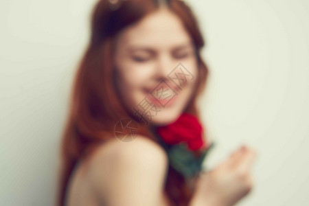 具有玫瑰花妆化妆型的有魅力女子玫瑰艺术冒充阳光金发化妆品花圈晴天口红幸福图片