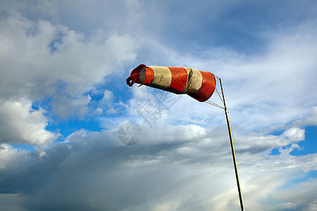 用于海洋航行的气象风袋 红白风向蓝天吹着一阵风航行航空机场天空锥体警告控制微风溪流跑道图片