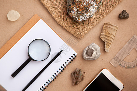 地质岩石实验室 地质实验室的石样 环路 笔记本和移动电话 为研究人员分析地质土壤材料 石头 矿物 岩石样品的实验室宝石方法测试工图片
