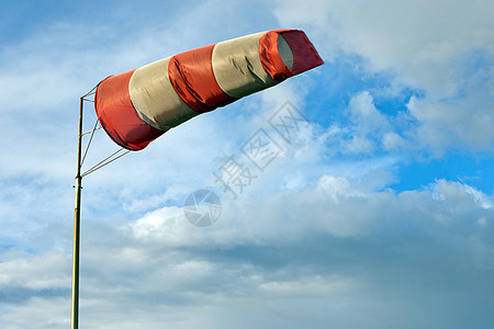 用于海洋航行的气象风袋 红白风向蓝天吹着一阵风溪流蓝色仪表机场空气航空场地天气航班航行图片
