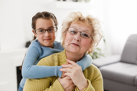 外婆和外孙女都戴眼镜小姑娘情绪祖母椅子奶奶祖父母微笑金发感情眼镜图片