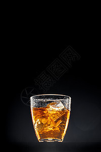 黑色背景的威士忌杯 复制空间图片