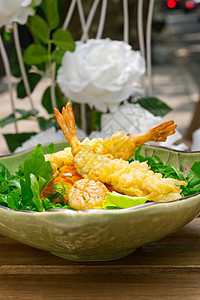 配沙拉的日本新鲜虾盘子美食贝类油炸小吃对虾食品饮食老虎寿司图片