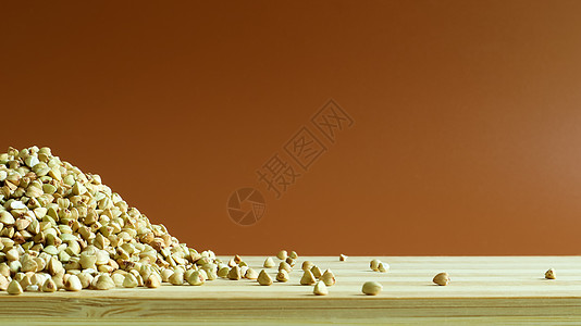 木制背景上的绿色荞麦种子 好食物 健康的碎粒 有机生非油炸素食 健康 均衡和饮食的概念 复制空间营养素食餐养分烹饪美食木头桌子收图片
