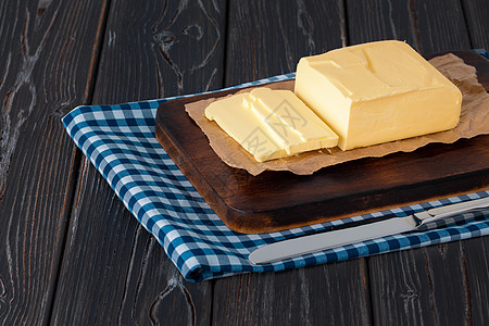 蓝色餐巾纸上涂黄油的木板木头产品早餐牛奶毛巾乡村脂肪宏观桌子食物图片
