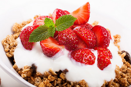 新鲜草莓 酸奶和自制颗粒纤维粮食小吃美食水果稀饭食谱薄片餐厅谷物图片