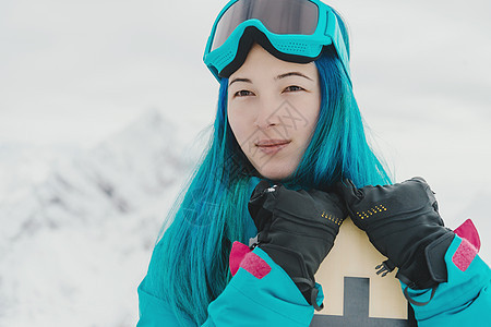 冬天带雪板的年轻女子图片
