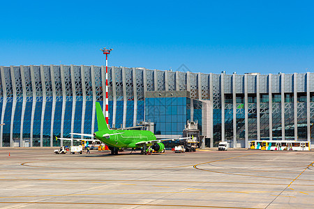 阳光明日 在机场的绿色客机货物航班航空公司旅游引擎旅行喷射燃料舷梯假期图片