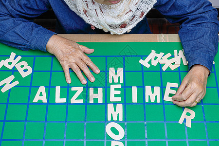 老年人填字游戏 帮助提高记忆力和大脑治疗女士护理祖母成年人成人老年活动思维女性图片