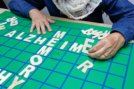 老年人填字游戏 帮助提高记忆力和大脑退休生活治疗成人祖母女士思维老年成年人闲暇图片