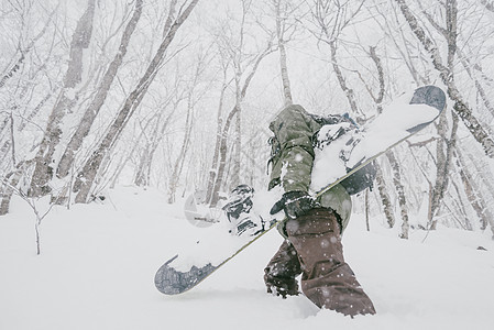 在冬季森林中行走的滑雪运动员图片