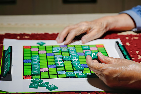 老年人填字游戏 帮助提高记忆力和大脑成人闲暇记忆老年成年人活动护理女士治疗思维图片