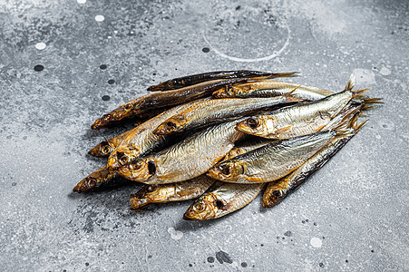 被烟熏的斑鱼与香料混合 灰色背景桌子食物盘子木板烹饪盐渍海鲜西鲱午餐小吃图片