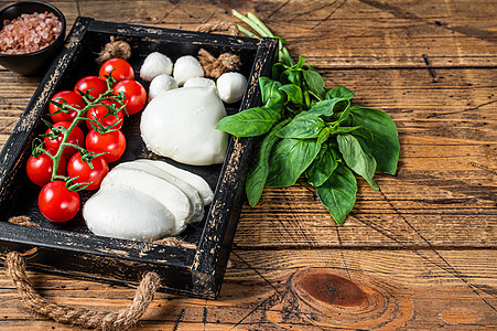 Mozzarella 奶酪 basil和番茄樱桃 木制餐盘 卡布雷斯沙拉 木制背景营养食物乡村烹饪蔬菜桌子水牛沙拉饮食午餐图片