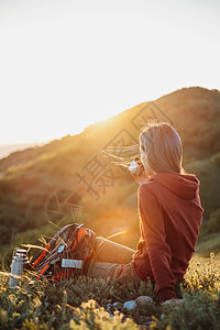 女探险家住在山上图片