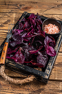 木质托盘 木本底的红色沙拉叶 顶部视图蔬菜白色叶子营养菠菜黑色沙拉植物食物农业图片