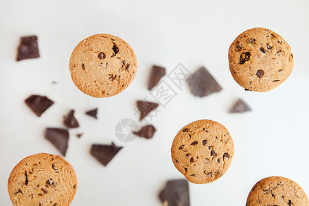 巧克力饼干飞起来  巧克力薯片饼干 夹着灰色背景的碎屑 自制面包和甜点桌子乡村坚果早餐飞行蛋糕艺术巧克力片芯片运动图片