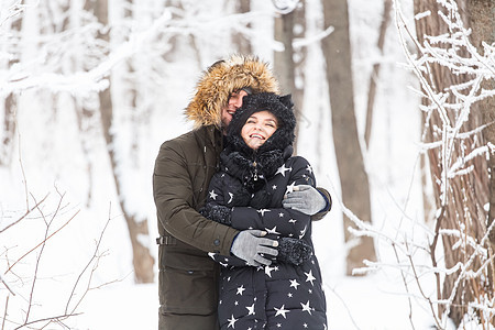 小情侣在雪地公园玩得开心点 冬天女性阴霾小路天气分支机构女孩女朋友男性季节女士图片