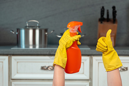 手戴黄色手套 背着厨房背景的黄手套 操持家务概念家庭主妇工作产品消毒双手防护洗涤剂橡皮橡胶图片