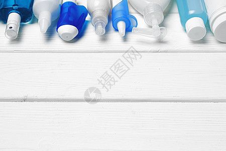 装有洗手剂 液肥皂和木制背景医疗制剂的一连串瓶子消毒剂细菌药品泡沫预防感染流感清洁剂防腐剂疾病图片