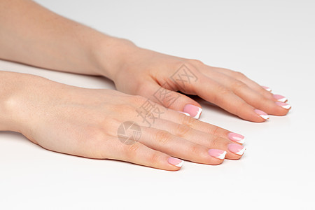 在白色背景上修指甲的精密女性手女士手腕工作室美甲温泉手指卫生棕榈奶油身体图片