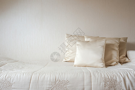 丝绸枕头和毯子在卧室现代和豪华风格的奶油色墙壁上现代装饰 设计 建筑概念复制空间寝具材料酒店用品亚麻羽绒被休息奶油棉布奢华图片