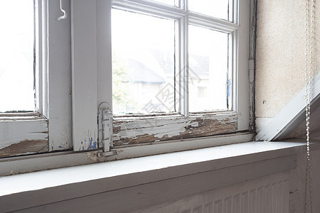 旧木窗框有腐烂的木头和开裂的剥落油漆房需要翻新和新框架玻璃损害石头房子油漆装潢师风化剥皮建筑学材料图片