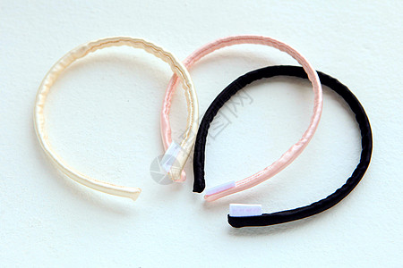 白上隔离的粉色和粉黄色丝绸毛发圈和长发圈 平铺整容工具及饰品 彩纱 圆环或头发圈图片