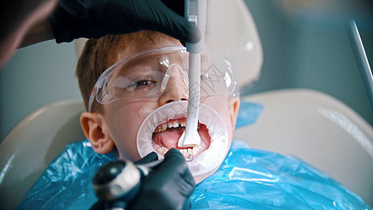 一个小男孩在牙医诊所做清洁治疗 在一个小男孩里图片