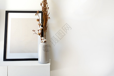 空木照片 带白色花瓶的相框模型和桌上白墙附近的时尚植物复制空间现代装饰室内图片