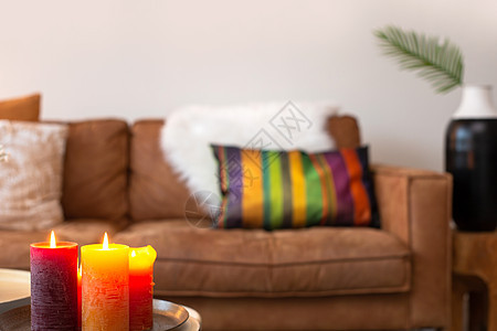 明亮多彩的室内客厅 背景是沙发 燃烧的蜡烛模糊背景 现代装饰风格 复制空间可爱 舒适的家居室内概念寒意芳香家具香气持有者烛光休息图片