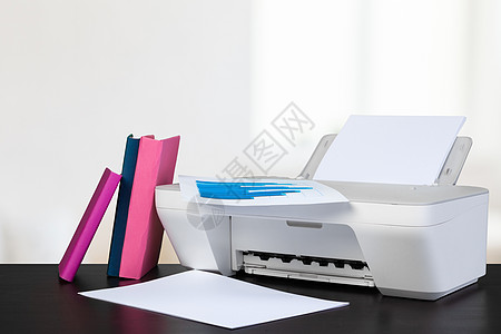 架在桌上的压缩家庭打印机 书面模糊背景的书籍复印件复印机墨水办公室文书扫描器桌面商业打印黑色图片