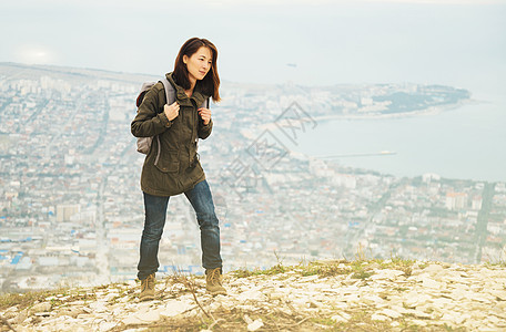 女旅行者在城市上空高地出行图片