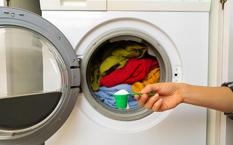 女性手持带洗衣粉的帽子工作垫圈杂物家务容量家庭房间卫生洗涤剂技术图片