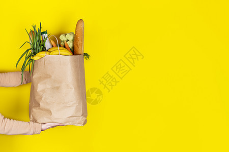 女孩或妇女拥有一个纸袋 装满水果 蔬菜 牛奶 酸奶 黄蛋等杂货图片