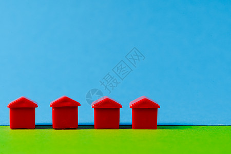 四座红色微型玩具厂 房地产概念图片