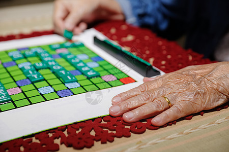 老年人填字游戏 帮助提高记忆力和大脑成年人治疗退休活动女士生活爱好成人女性护理图片