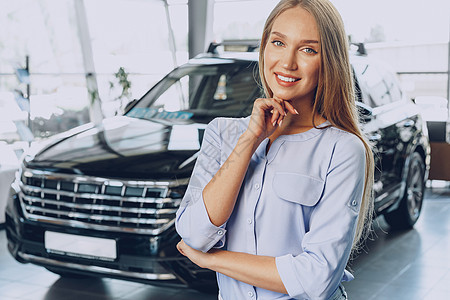 年轻女人要买一辆新车 她去检查旅行幸福车辆乐趣汽车享受销售女性经销商微笑图片