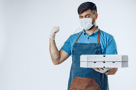 佩戴医疗手套和面罩的披萨送货员 在冠状病毒爆发后提供安全服务纸板成人疾病命令流感经销商工人餐厅男人面具图片