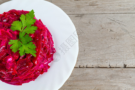 甜菜维生素磨碎沙拉蔬菜香菜绿色食物盘子红色桌子图片