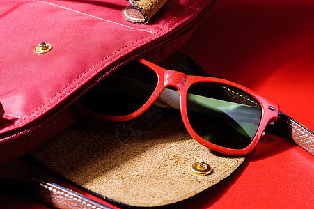 红色塑料太阳镜光泽度阳光太阳预防镜片女性化眼睛配饰眼镜紫外线图片