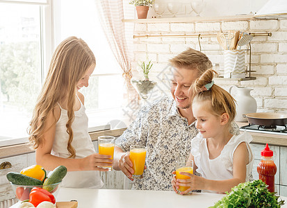 爸爸和两个女儿 喝果汁胡子乐趣女孩厨房食物幸福家庭男性父亲父母图片