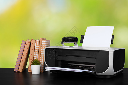 架在桌上的压缩家庭打印机 书面模糊背景的书籍扫描器墨水扫描商业职场打印办公室桌子文书复印机图片