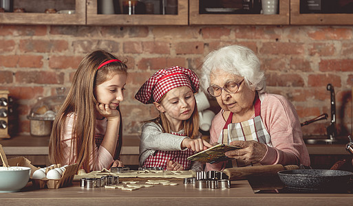 外婆和孙女的外祖母家庭孩子童年滚动食物乐趣糕点女孩烹饪成人图片