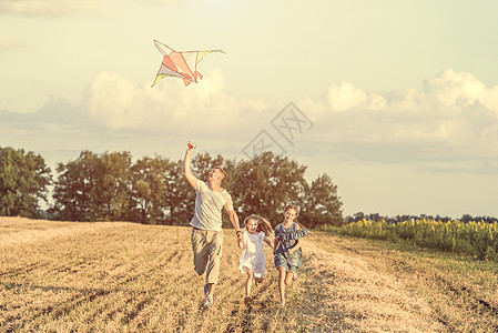 爸爸和女儿们一起放风筝图片